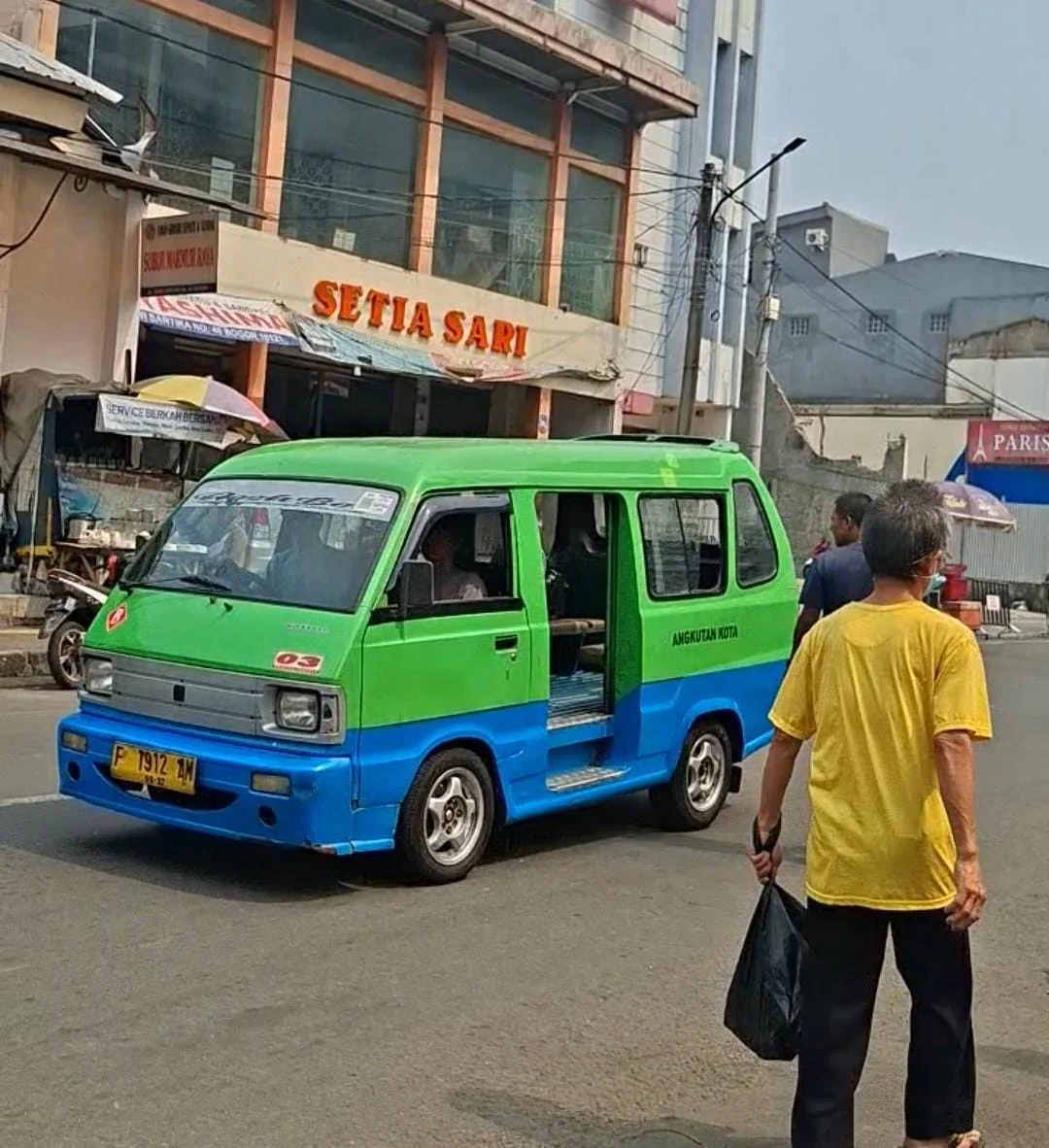 Angkot trayek 03 di depan Pasar Kebon Kembang Kota Bogor