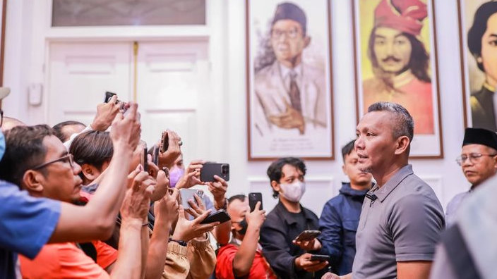 Abu Vulkanik Anak Krakatau Selimuti Bogor, Warga Tetap Beraktivitas dengan Pembatasan