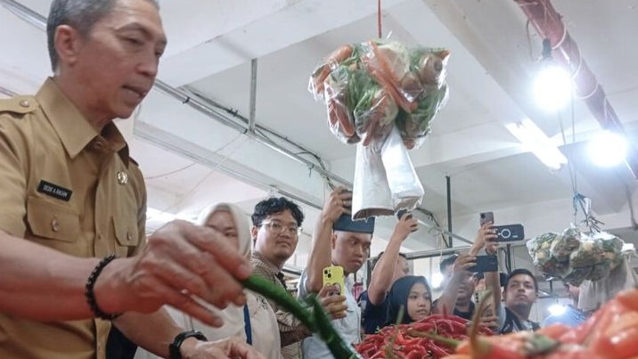 Blusukan Jelang Nataru, Dedie Cek Pasar: Harga Naik Dikit, Stok Pangan Kota Bogor Masih Aman