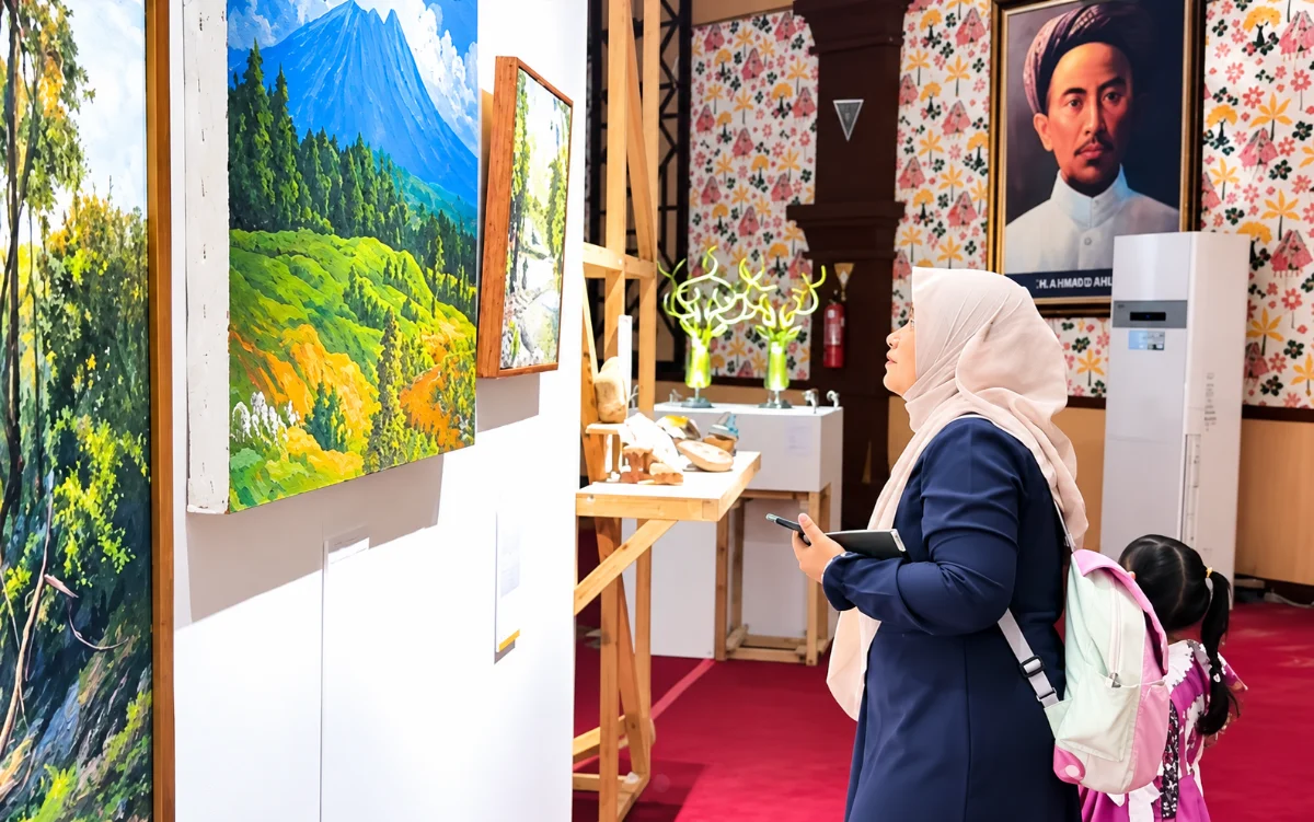 Pengunjung menikmati karya seni kontemporer dalam Pekan Seni Media Rupakala 2026 di Gedung Tegar Beriman, Cibinong