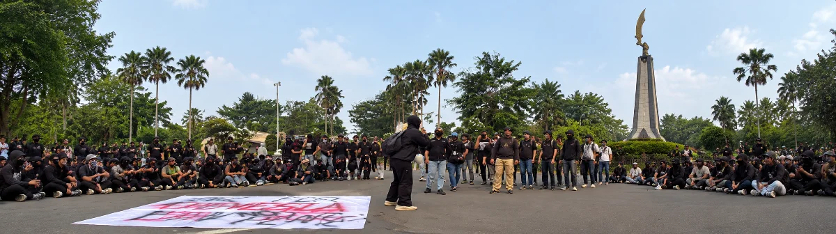 Mahasiswa UNPAK Bakar Ban di Tugu Kujang Bogor, Bentangkan Spanduk Kritik Prabowo-Gibran