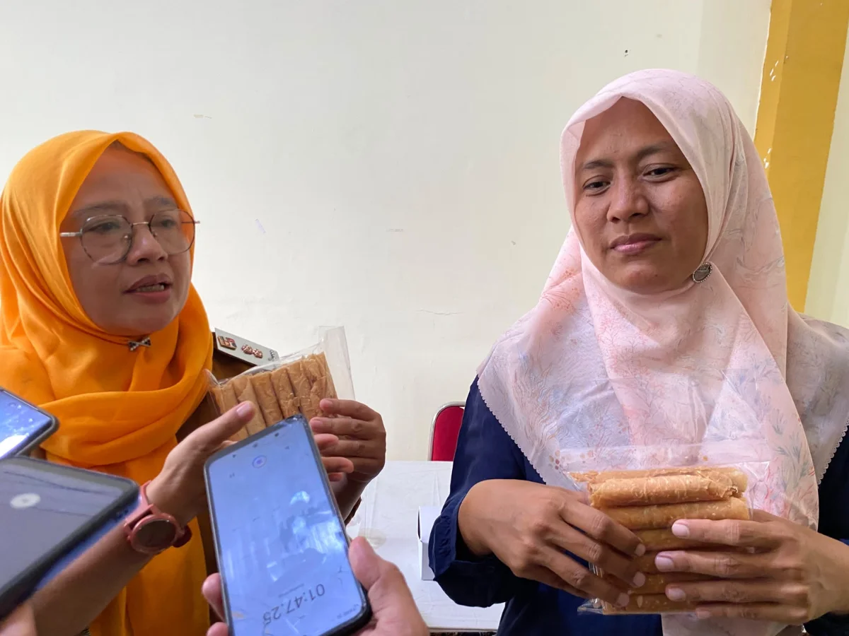 Salah satu produk yang menjadi perhatian di Kelurahan Tajur adalah kue semprong renyah buatan Ibu Premi.