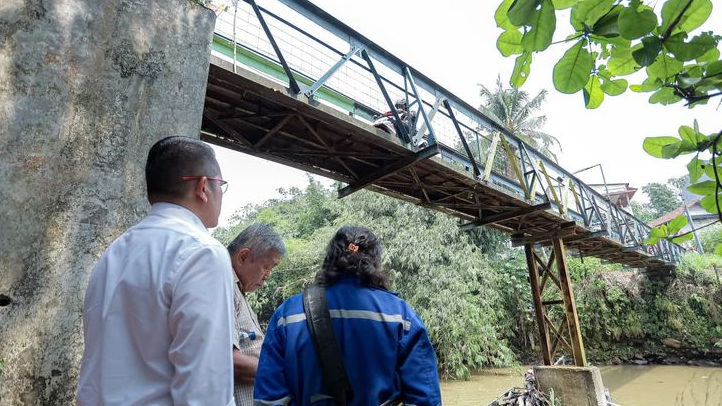 Khawatir Ancam Keselamatan Warga, Disperumkim Lakukan Perbaikan Jembatan Penguhubung Ranggamekar ke Batutulis