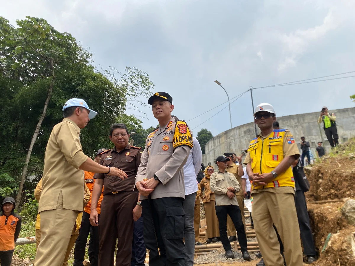 Wali Kota Bogor, Dedie Rachim, melakukan peninjauan Trase Baru Jalan Batutulis, Selasa 27 Oktober 2026.