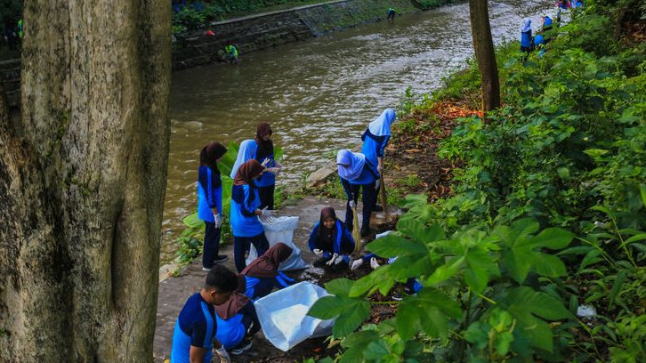 Ratusan Siswa SMP Tanam Pohon dan Bersihkan Kali Cipakancilan Paledang