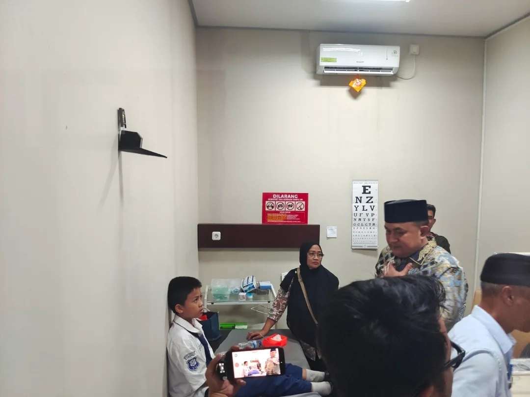 Bupati Bogor Rudy Susmanto mengunjungi siswa yang mendapat perawatan medis usai terindikasi keracunan makanan, Selasa (27/10).