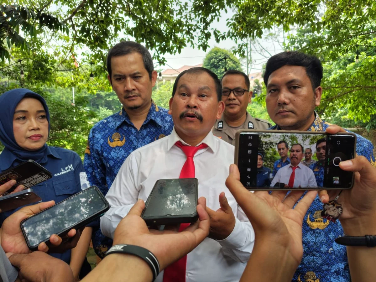Lurah Cilendek Timur, Dedi Rusmana.