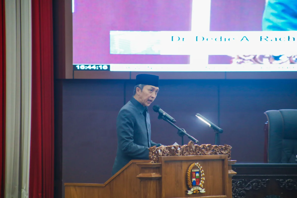 Wali Kota Bogor, Dedie Rachim hadiri Rapat Paripurna DPRD Kota Bogor saat membahas Raperda tentang Penyelengaraan Parkiran, Rabu 14 Oktober 2026.