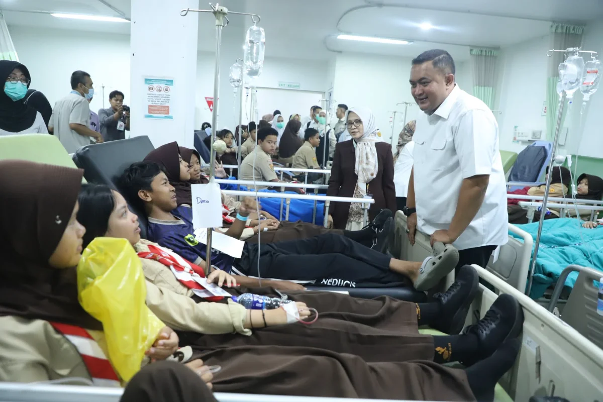 Bupati Bogor Rudy Susmanto turun langsung meninjau kondisi para siswa yang mendapatkan penanganan medis di RSPG Cisarua, Rabu 20 Oktober 2026.