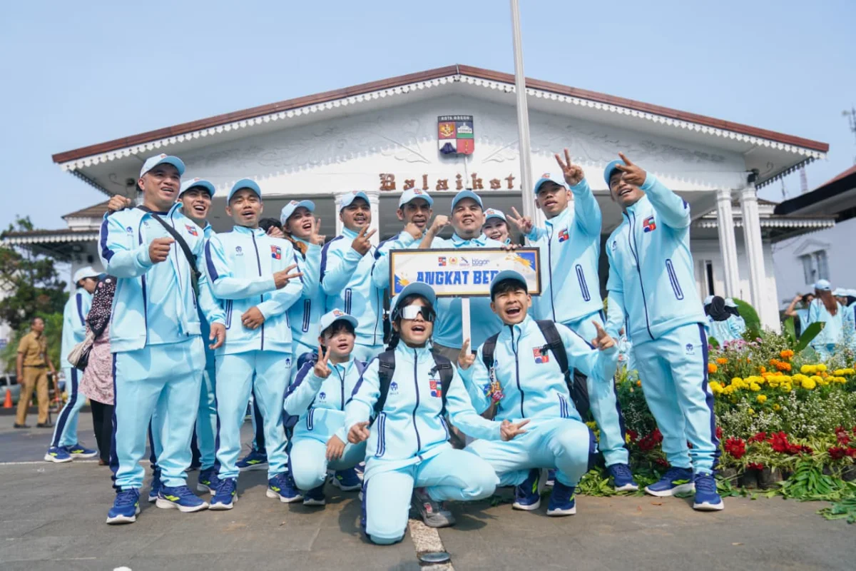 Ketua DPRD Kota Bogor, Dr. Adityawarman Adil, menghadiri pelepasan kontingen Kota Bogor untuk Porprov XV Jawa Barat 2026 di Balai Kota Bogor.