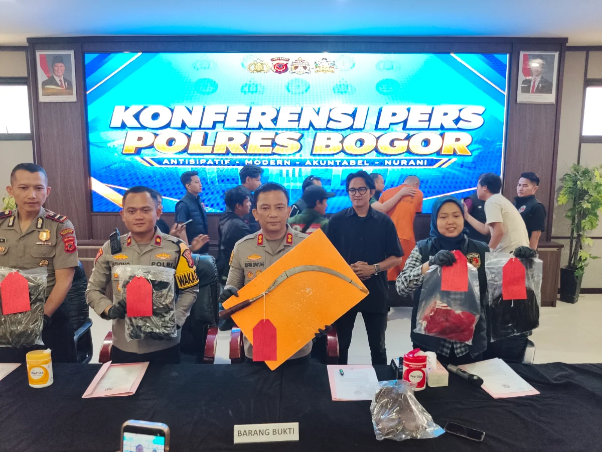 Kapolres Bogor AKBP Arfan Zulkan Sipayung menunjukkan barang bukti yang digunakan pelaku yang menewaskan seorang suporter Persib Bandung, Kamis (29/10).