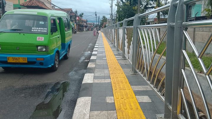 Jadi Proyek Percontohan, Pemkot Bogor 'Percantik' Trotoar Pakai Pagar Stainless di Jalan HM Syarifudin