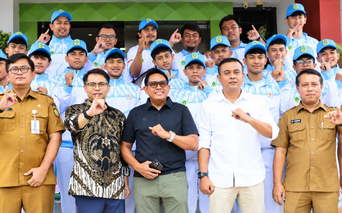 Ketua KONI Kabupaten Bogor Arif Rochmawan melepas tim futsal putra dan putri menuju Porprov XV Jawa Barat 2026