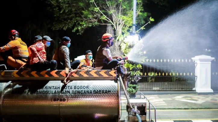 Tekan Dampak Abu Vulkanik Anak Krakatau, Jalanan Bogor Disemprot Water Mist