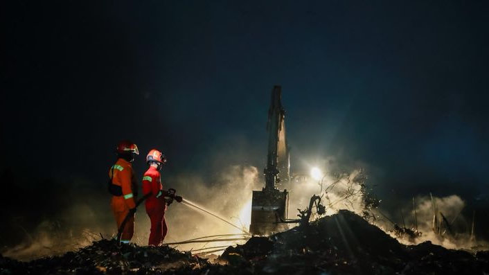 Kebakaran TPAS Galuga Belum Padam, Dedie Rachim Kerahkan Berbagai Upaya Penanganan, 7 Hektare Kini Sudah Gosong