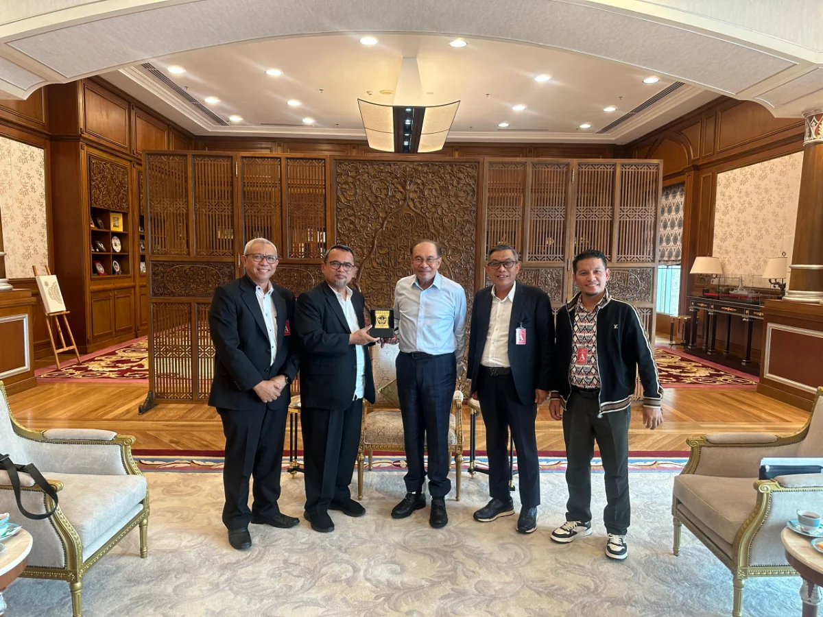 Dari kiri Dr. Budi Susetyo (WR2 UIKA), Prof. Dr. H.E Mujahidin (Rektor UIKA), Dato' Seri Anwar Ibrahim (PM Malaysia), Fathurrahman Mahfudz (Ketua DDII-Dewan Dakwah Islamiyah Indonesia), dan Ferdiansyah (Politisi Muda Partai Bulan Bintang)