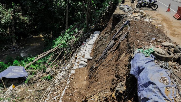 Lima Bulan Dicuekin Pemprov Jawa Barat,  Akhirnya Longsor di Kebon Pedes Mulai Diperbaiki