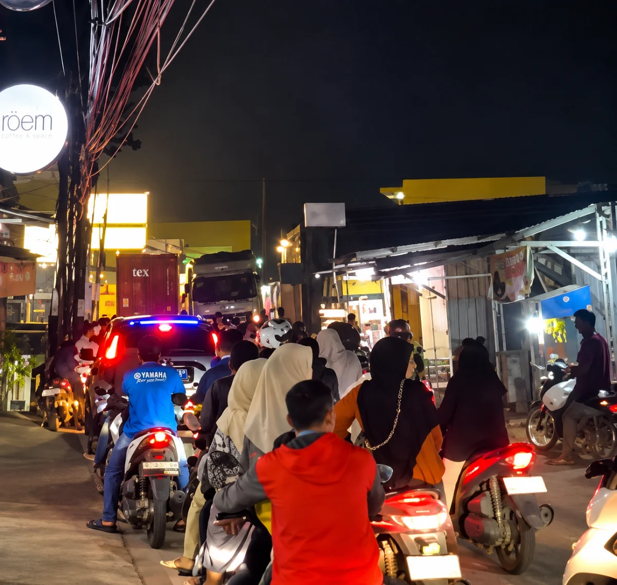 Kemacetan di Jalan Raya Cikahuripan–Bojong, Klapanunggal, Kabupaten Bogor, saat sejumlah truk kontainer melintas pada 27 Oktober 2026.