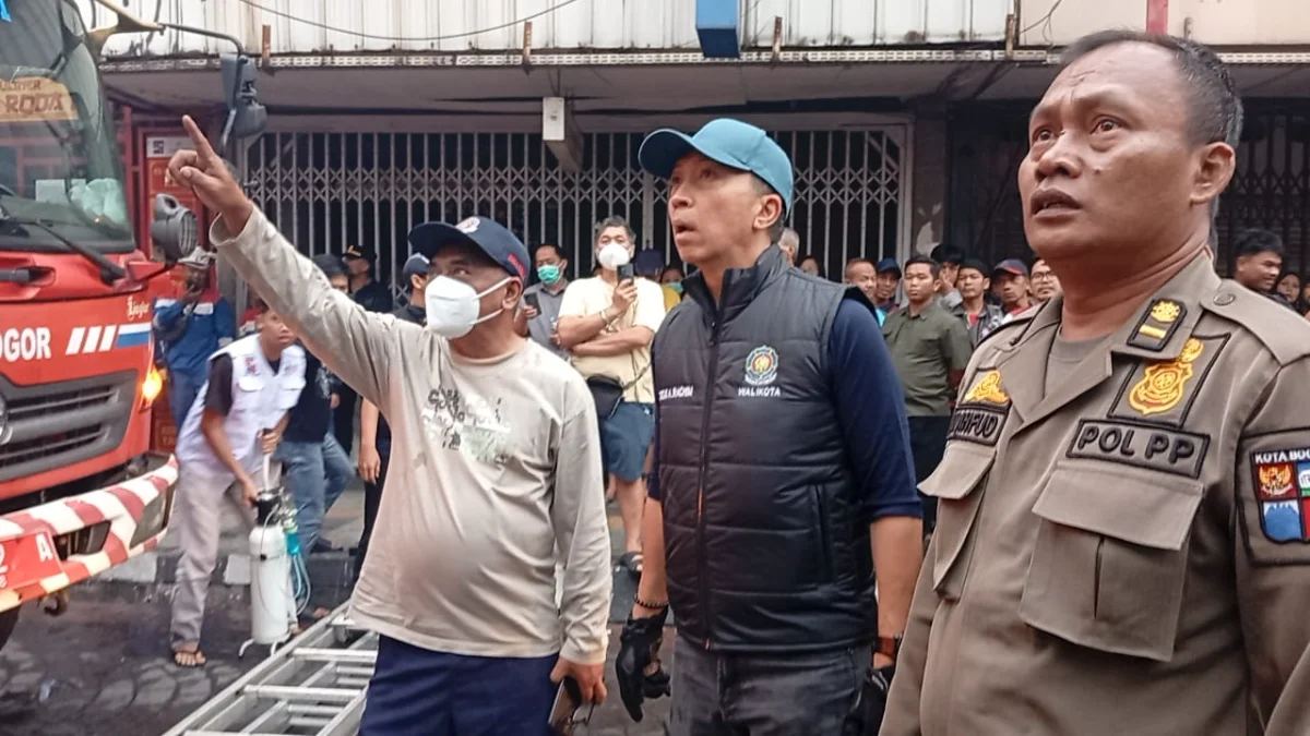 Wali Kota Bogor, Dedie Rachim saat mendatangi lokasi kebakaran ruko di Jalan Suryakencana, Kecamatan Bogor Tengah, Kota Bogor, Minggu 25 Oktober 2026.