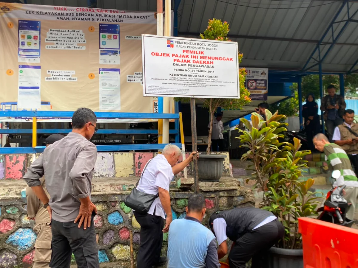 Pemasangan plang peringatan di kawasan Terminal Baranangsiang, Rabu (21/10/2026). Foto/Meiga
