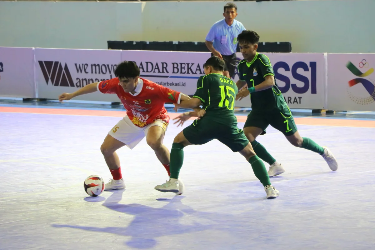 Pemain futsal putra Kabupaten Bogor (kiri) mendapat pengawalan ketat dari dua pemain Kota Bekasi pada laga perdana Grup B Porprov XV Jawa Barat 2026 di GOR Bang Yan, Stadion Patriot, Kota Bekasi, Rabu (28/10/2026). Dok. Humas Kontingen Kab Bogor
