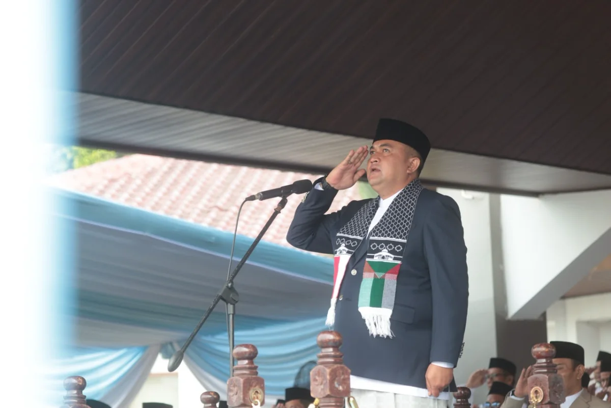 Bupati Bogor Rudy Susmanto, memimpin Upacara Peringatan Hari Santri 2026 di Alun-Alun Kabupaten Bogor, Kamis (22/10).