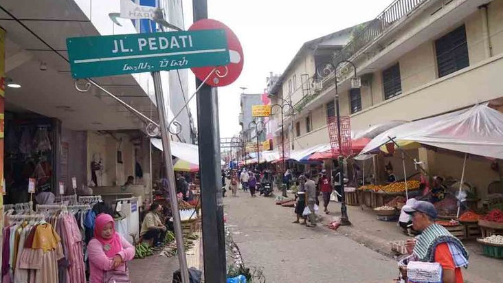 Tak Bisa Dirapihkan, Jalan Pedati Bogor Kembali Semrawut oleh PKL