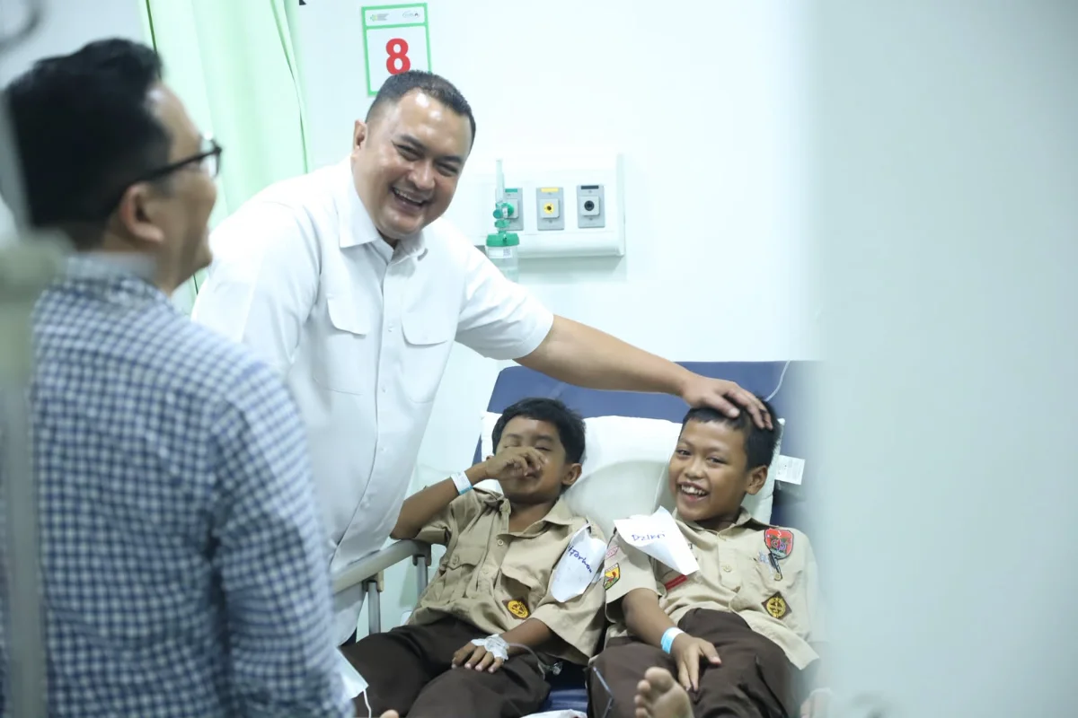 Bupati Bogor Rudy Susmanto mengunjungi siswa SMPN 2 Cisarua, yang harus menjalani perawatan medis usai diduga keracunan MBG, Rabu 21 Oktober 2026.