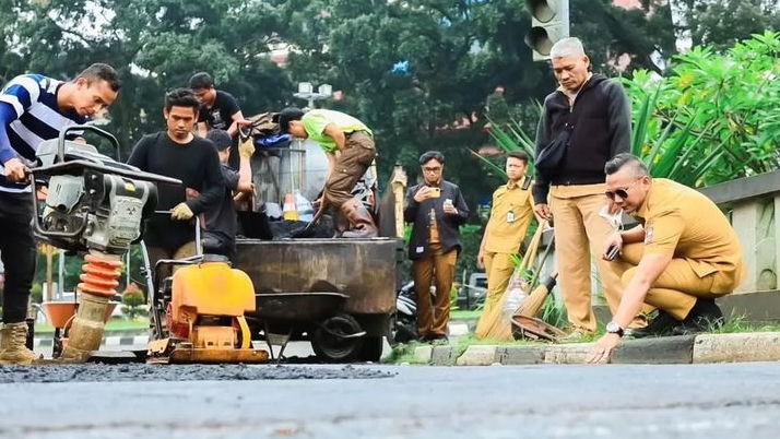 Tak Tunggu Anggaran, Wawali Bogor Jenal Mutaqin Turun Tangan Tambal Jalan Berlubang