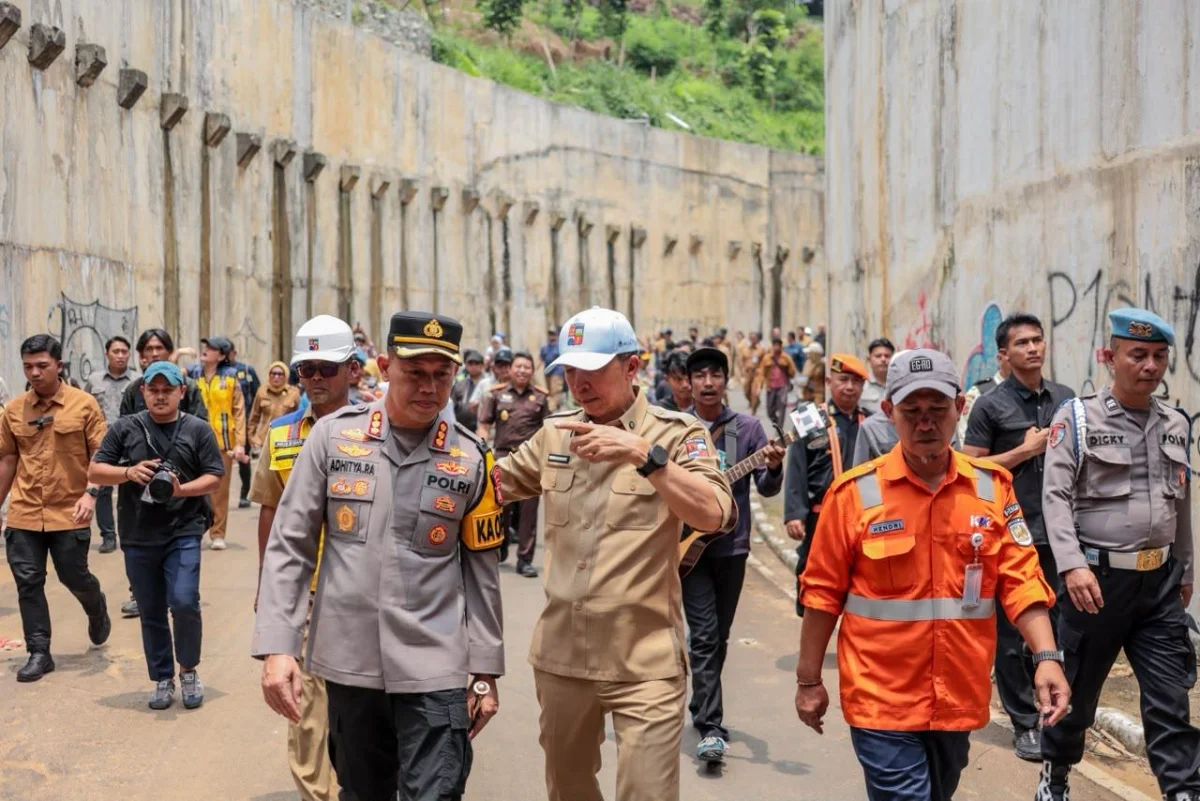 Wali Kota Bogor, Dedie Rachim melakukan peninjauan trase baru Jalan Saleh Danasasmita pada Selasa 27 Oktober 2026.