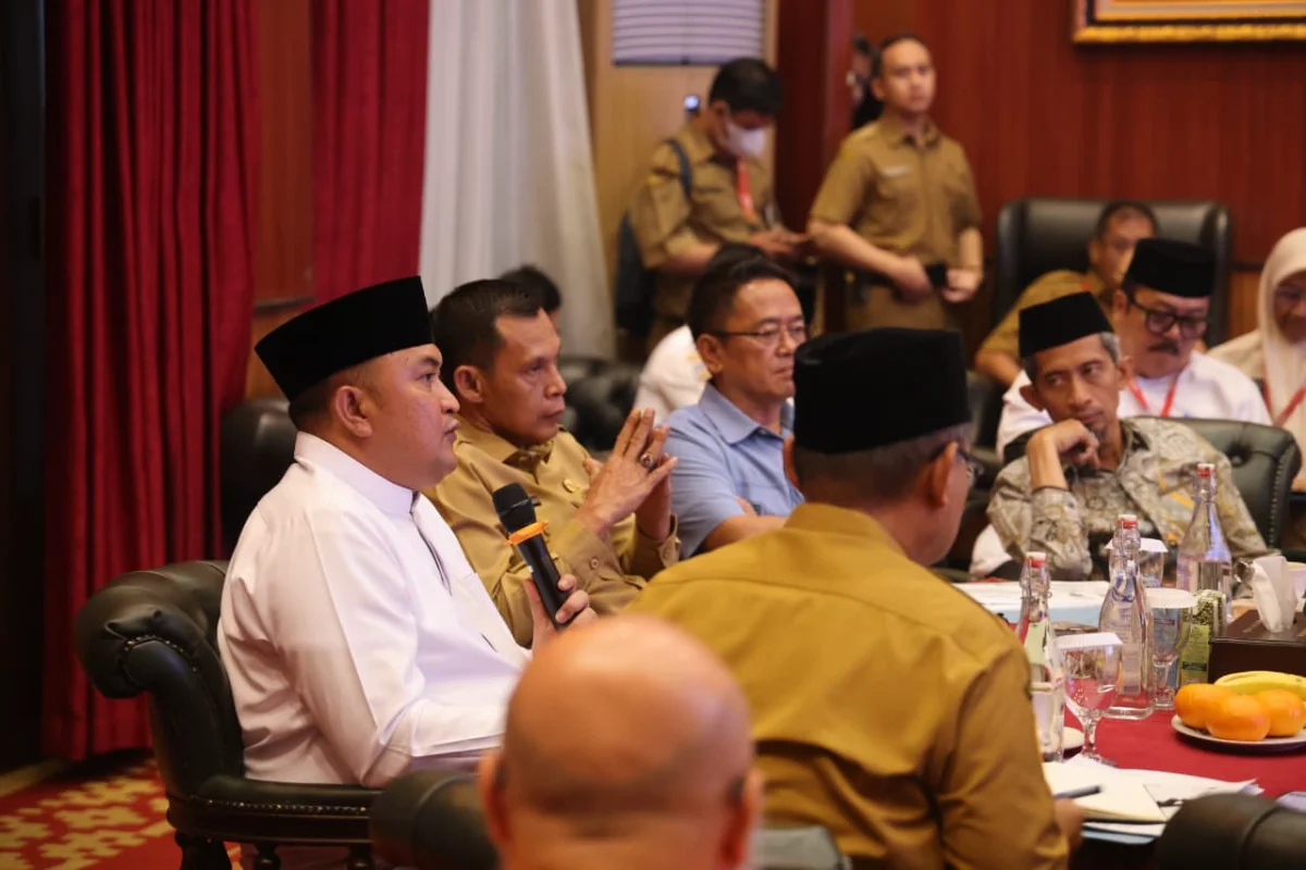 Bupati Bogor Rudy Susmanto saat memimpin rapat penyempurnaan hasil evaluasi Gubernur Jawa Barat terhadap Perubahan APBD Tahun Anggaran 2026 di Pendopo Bupati Bogor, Cibinong, Senin (26/10/2026).
