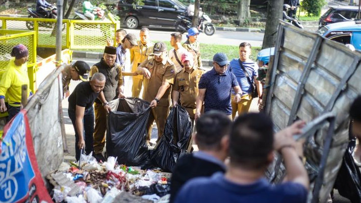 Pemkot Ajak Konsistensi Jaga Kebersihan Kota Bogor, ASN Ikut Mungut Sampah di Pinggir Jalan