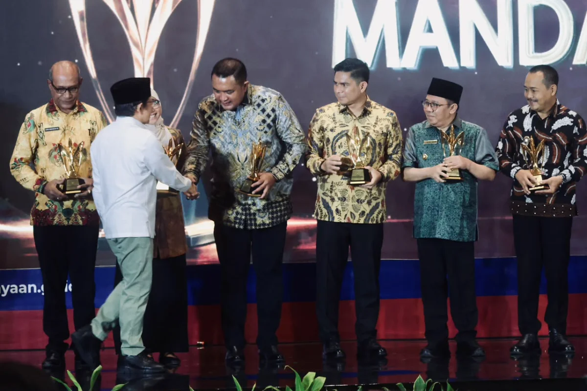Bupati Bogor Rudy Susmanto menerima penghargaan dari Menko Pemberdayaan Masyarakat Muhaimin Iskandar dalam Mandaya Awards 2025, Selasa (27/10).