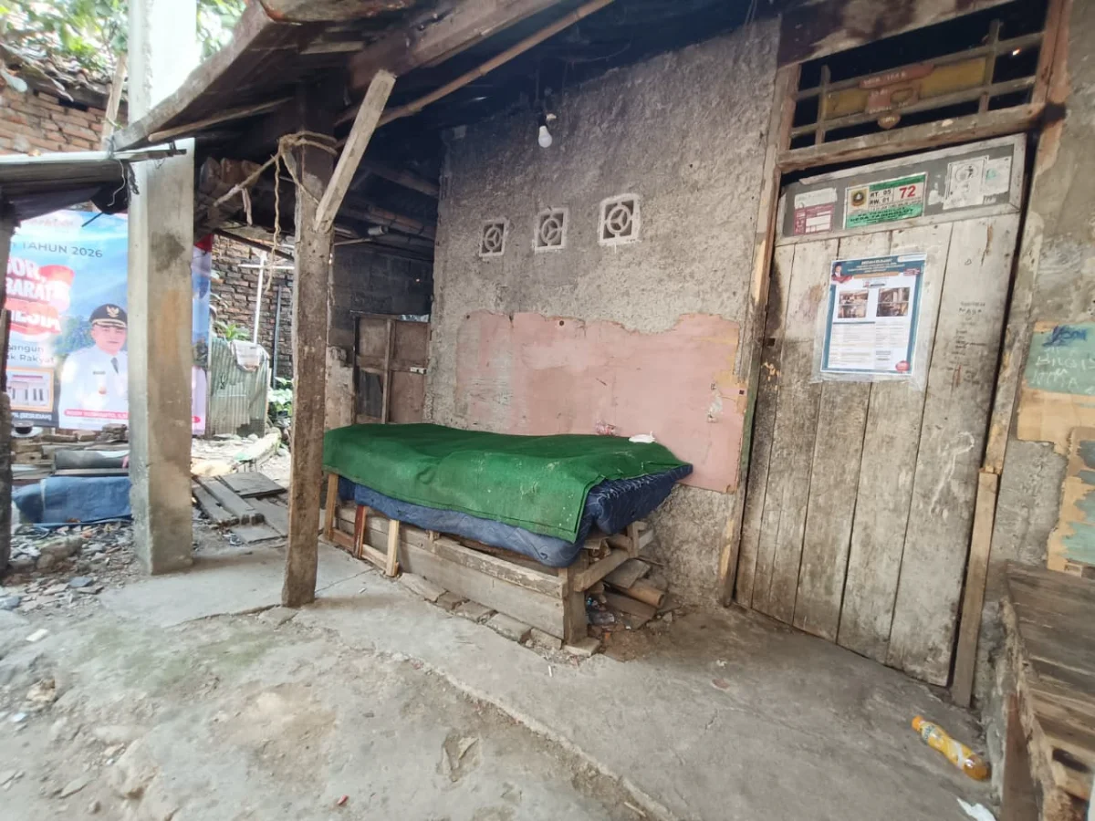 Bupati Bogor Rudy Susmanto meninjau pelaksanaan program Bantuan Stimulan Perumahan Swadaya di Desa Tarikolot