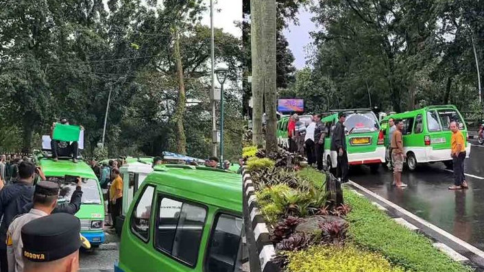 Balaikota Bogor Mulai Dipadati Sopir Angkot yang Akan Demo