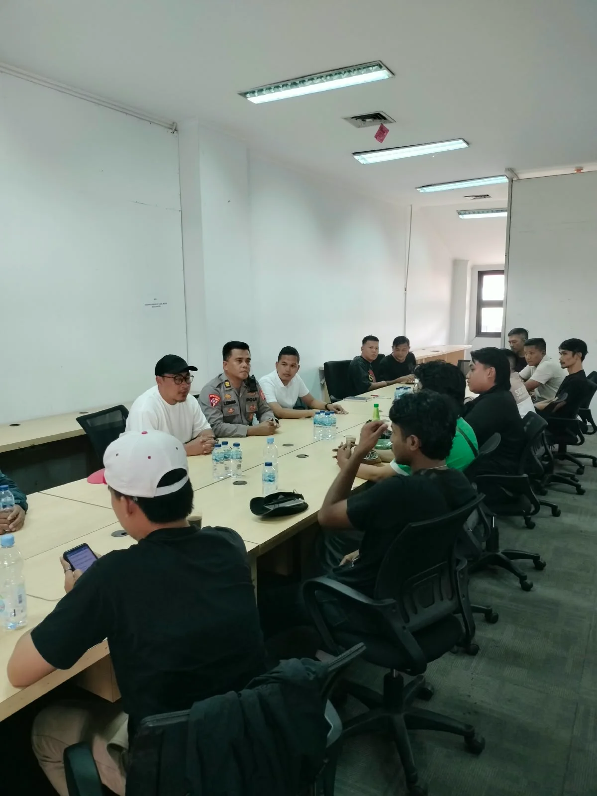 Polres Bogor menggelar deklarasi damai bersama sejumlah kelompok suporter menjelang pertandingan BRI Super League antara Garudayaksa FC melawan Persib Bandung di Stadion Pakansari, Kabupaten Bogor, Rabu 21 Oktober 2026.