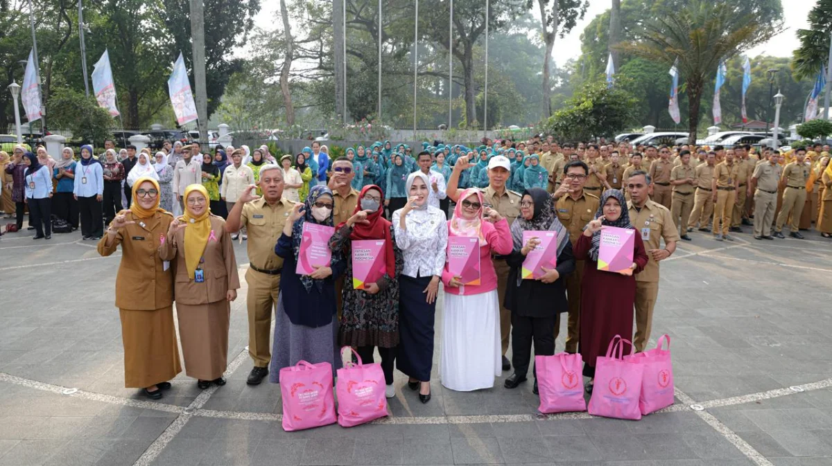 Wali Kota Bogor, Dedie Rachim saat memimpin apel peringatan Hari Kanker Payudara Sedunia tingkat Kota Bogor 2026 di Plaza Balai Kota Bogor, Senin (19/10/2026).