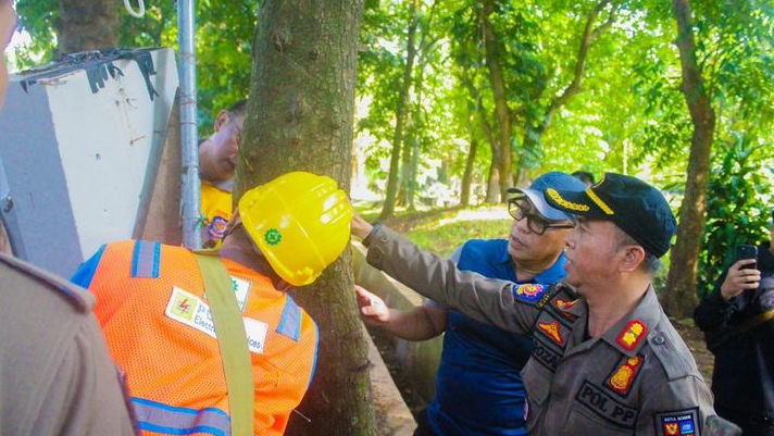 PKL Taman Heulang Pakai Aliran Listrik Ilegal yang Disembunyikan di Dalam Selokan, Dedie Rachim Sentil PLN Tidak Jeli