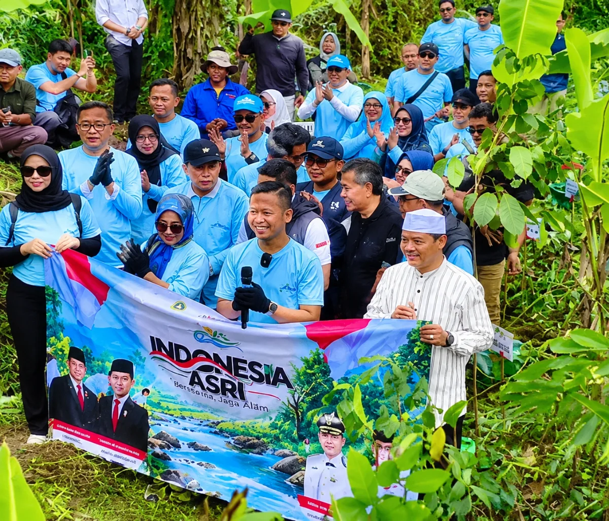 Perumda Air Minum Tirta Kahuripan melakukan penanaman pohon di bantaran Sungai Ciliwung, Desa Batulayang, Kecamatan Cisarua, Kabupaten Bogor