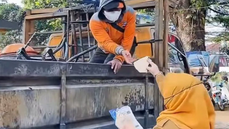 Abu Vulkanik Mengancam, 190.150 Masker Disebar hingga Posyandu di Bogor