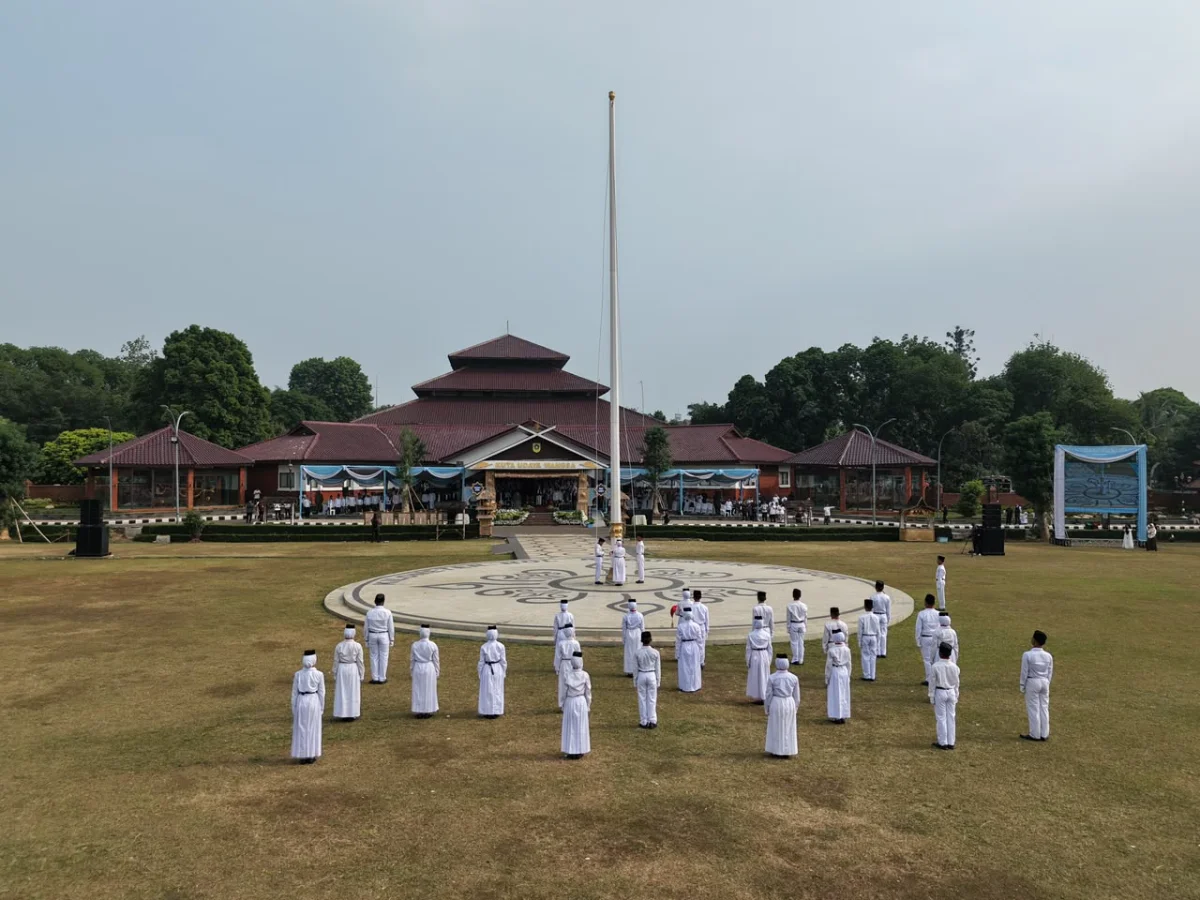 Para santri mengikuti upacara peringatan Hari Santri Nasional 2026