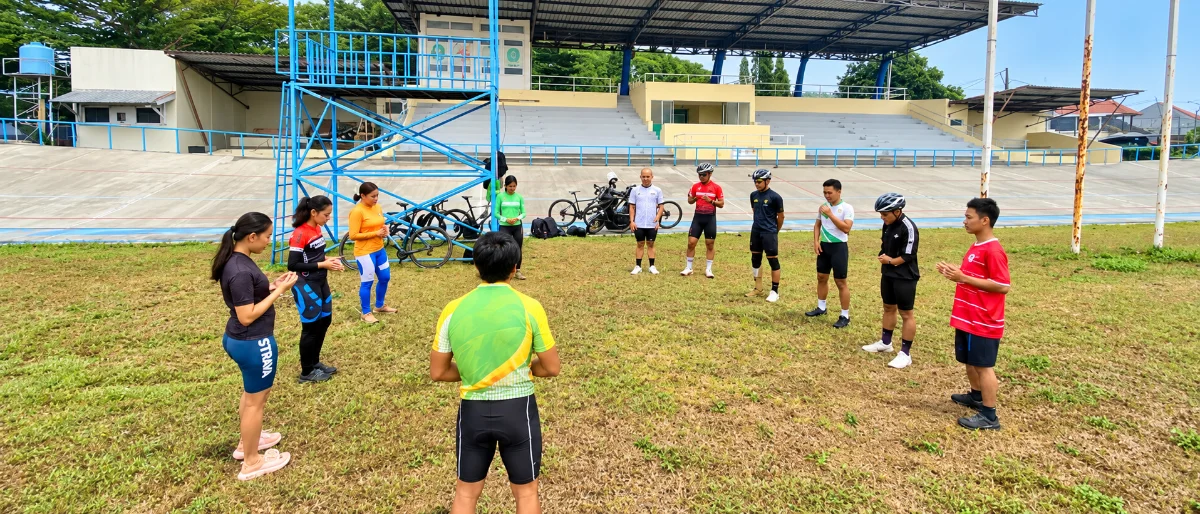 Atlet para sepeda NPCI Kabupaten Bogor menjalani pemusatan latihan di Velodrome Cisangkan, Kota Cimahi, untuk persiapan PEPARDA VII Jawa Barat 2026