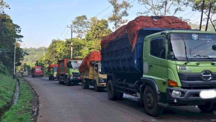 Bau Menyengat Mulai Tercium, Puluhan Truk Sampah Kini Tertahan Tak Bisa Masuk TPS Galuga Bogor