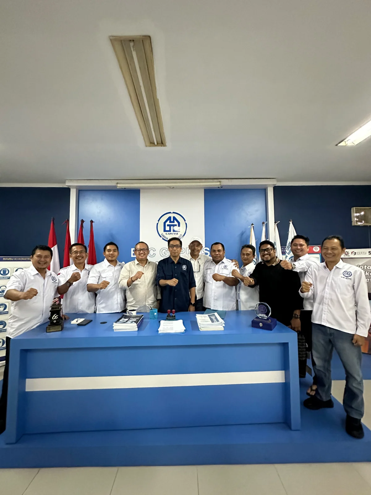 Irsan ST, MT berbaju seragam Gapensi berwarna gelap saat menyerahkan dokumen persyaratan bakal calon ketua BPC Gapensi Bogor, di Sekretariat Gapensi, Rabu (28/10/2026).