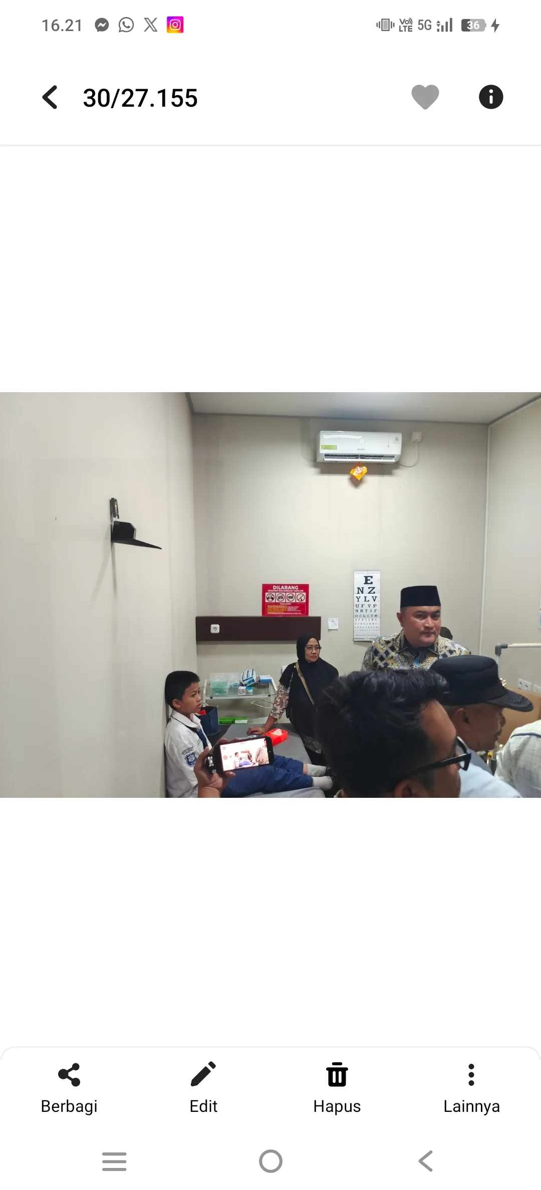 Bupati Bogor Rudy Susmanto melihat kondisi siswa yang dirawat usai terindikasi keracunan makanan.