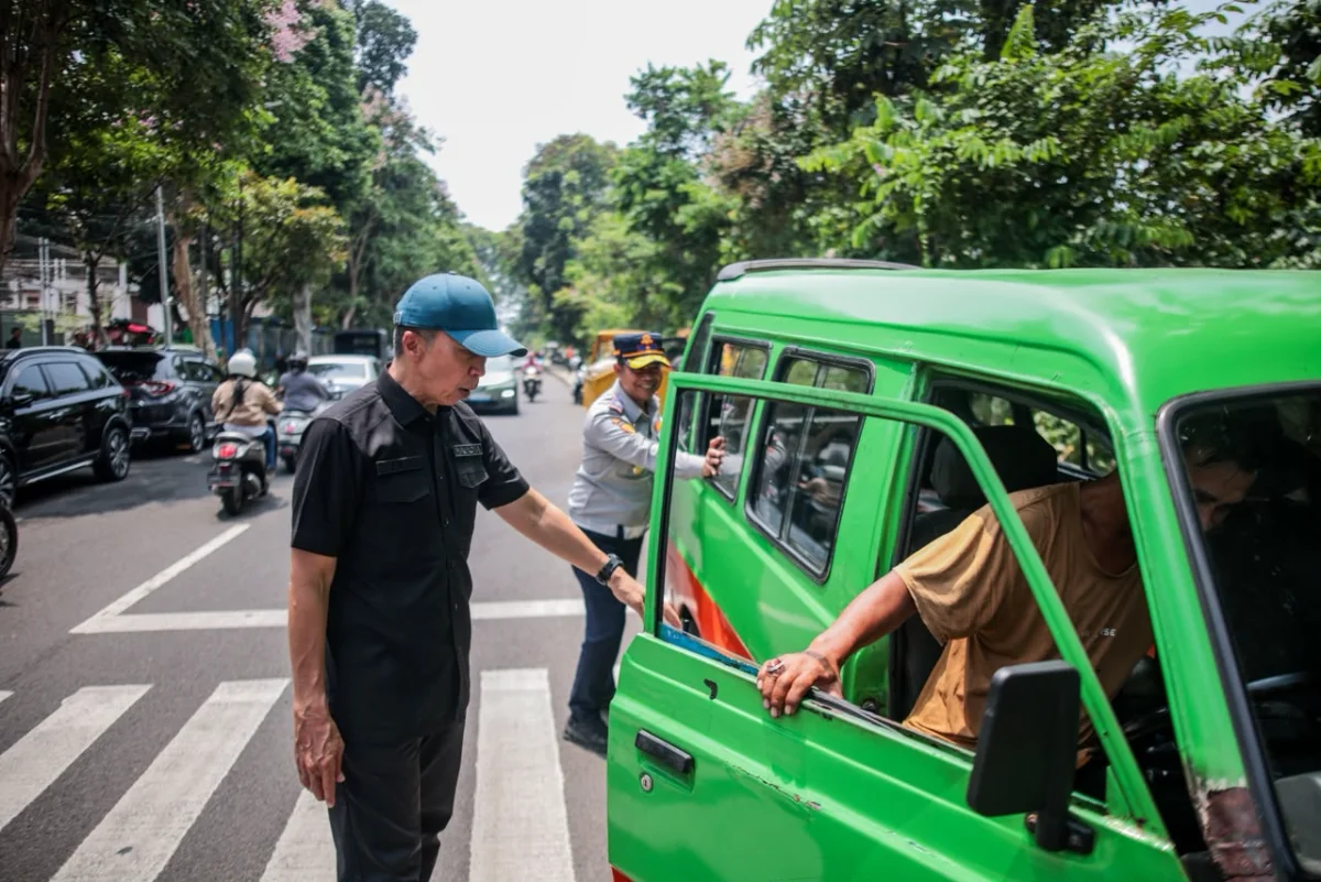 Wali Kota Bogor, Dedie Rachim meninjau sekaligus menertibkan sejumlah pelanggaran pemanfaatan fasilitas umum di Kota Bogor, Jumat (23/10/2026).