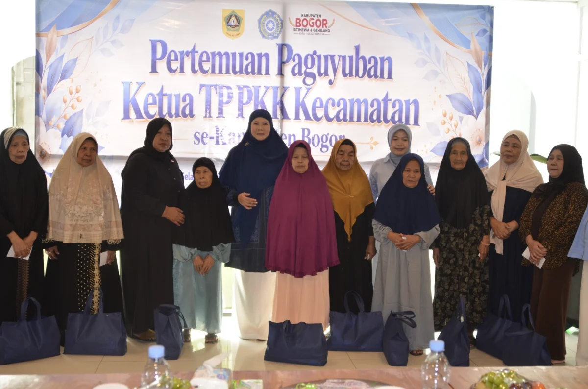 Ketua TP PKK Kabupaten Bogor Eva Rudy Susmanto saat menghadiri kegiatan silaturahmi Paguyuban TP PKK Kecamatan se-Kabupaten Bogor di Kecamatan Babakan Madang, Selasa (20/10/2026).