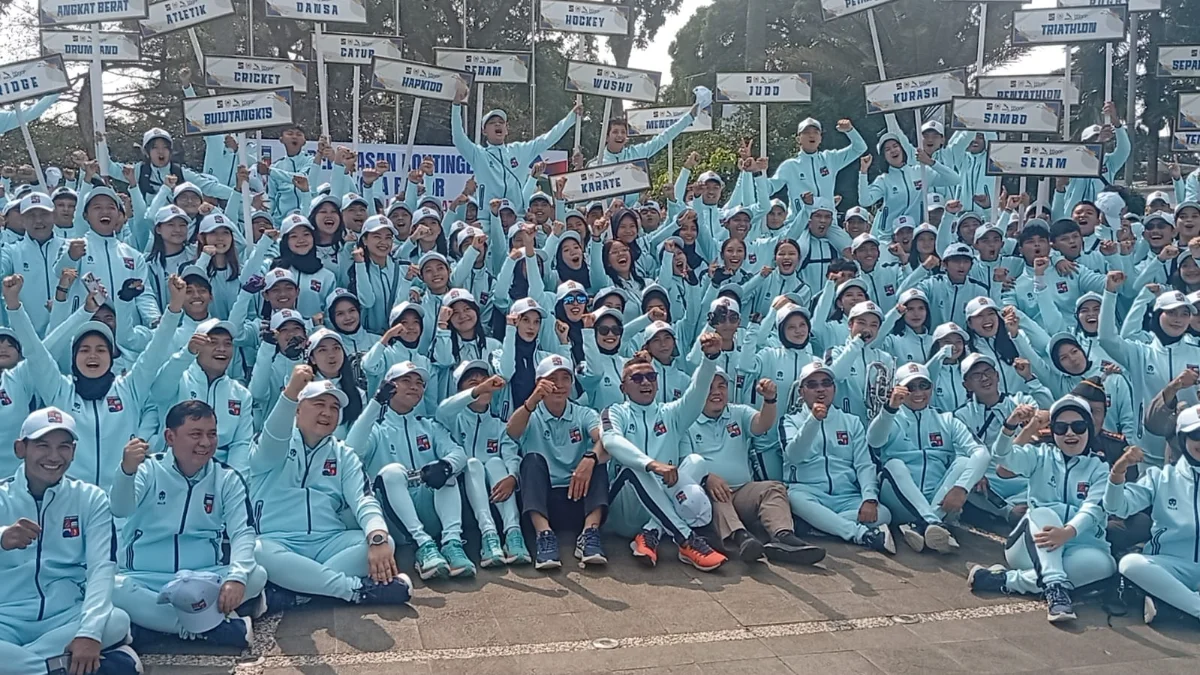 Wali Kota Bogor, Dedie Rachim dan Wakil Wali Kota Bogor, Jenal Mutaqin melepas kontingen Kota Bogor untuk Porprov XV Jawa Barat 2026 di Balai Kota Bogor, Senin 26 Oktober 2026.