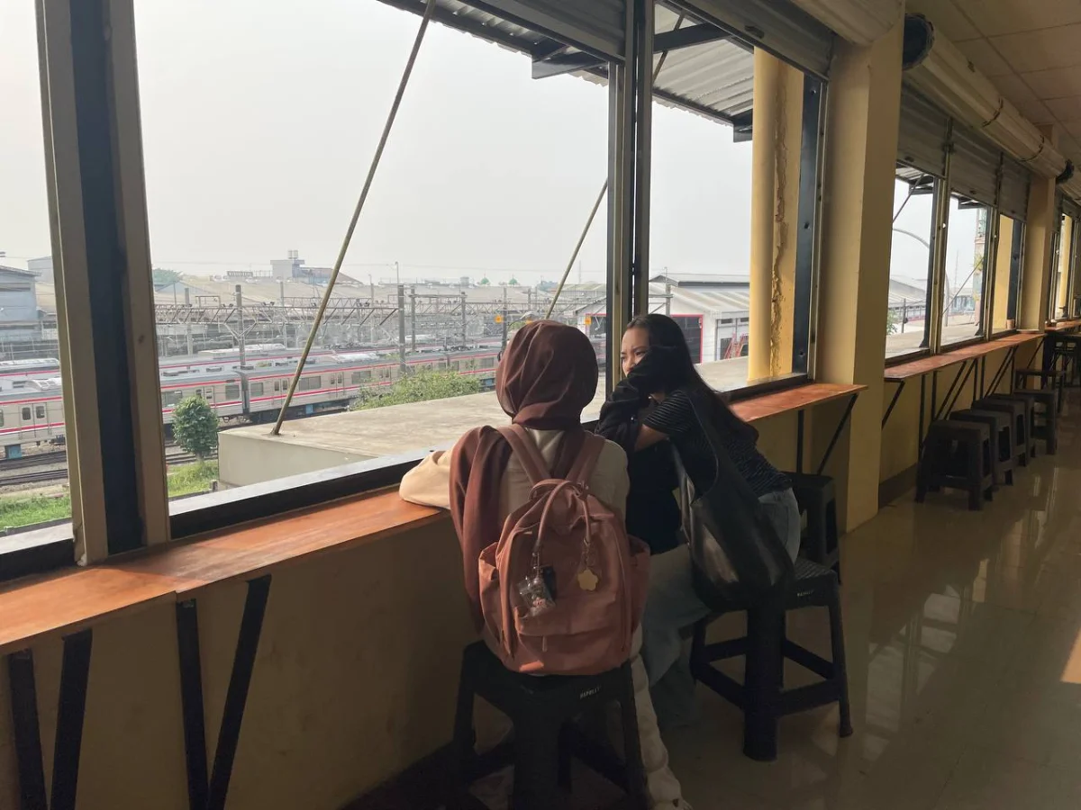 Food court Blok F Pasar Kebon Kembang di Kota Bogor dengan pemandangan kereta di Stasiun Bogor.