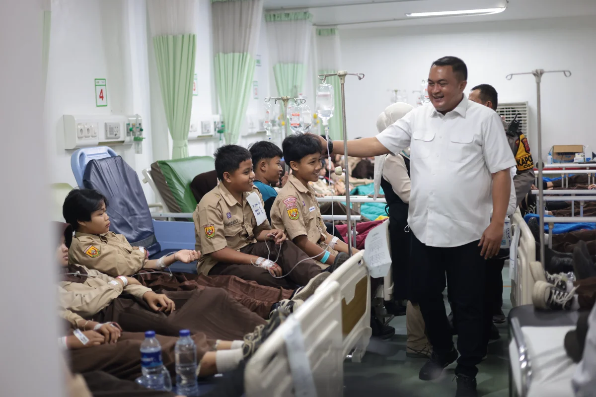 Bupati Bogor Rudy Susmanto, saat melihat kondisi siswa SMPN 2 Cisarua, yang diduga keracunan MBG, Rabu 21 Oktober 2026.